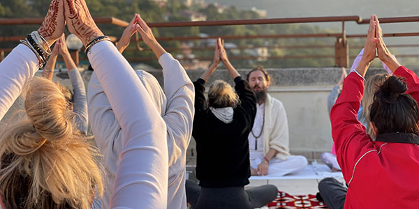 India Yoga – A serene yoga practice in India, set against a tranquil backdrop, perfect for spiritual growth.