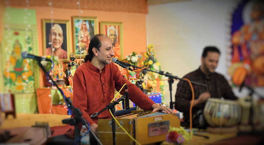 Manish Vyas live event – An evening of soulful music, mantra, and meditation.